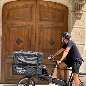 Envío de plantas a domicilio en bicicleta por nuestros mensajeros en Barcelona desde URBAN PLANTA